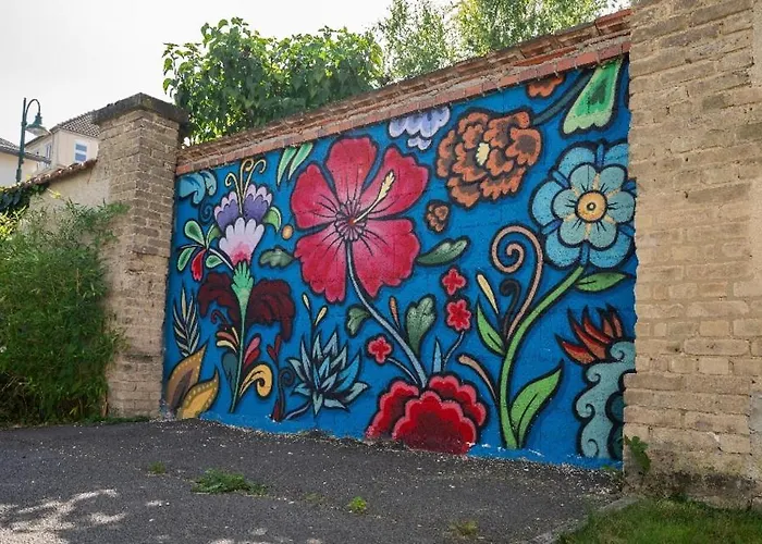Bright Floor With Terrace And Garden *